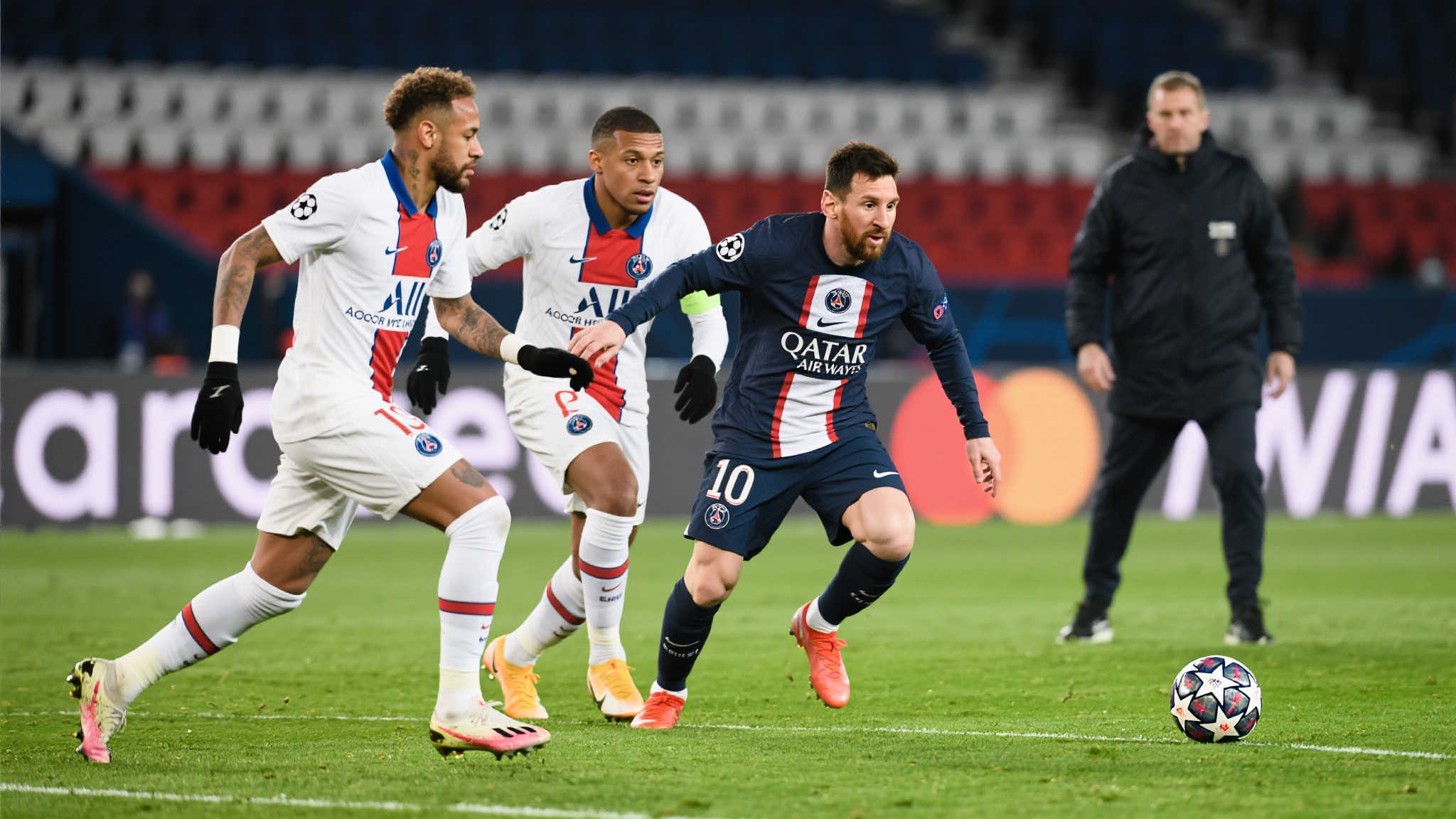 巴黎为何能夺冠?朗尼克直言:从未见过NMM如此积极回防 本赛季主教练采取了全新的战术模式,将以往高度依赖个